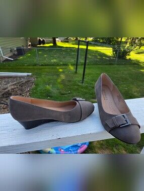 NWOT Wedge w/buckle Accent